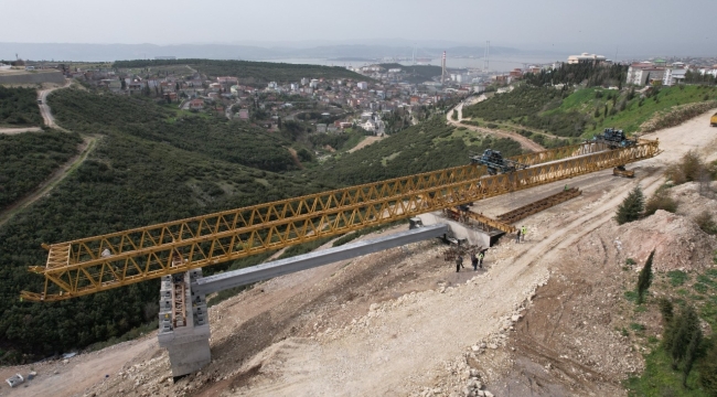 Dilovası Devlet Hastanesi Köprüsünde kiriş montajı