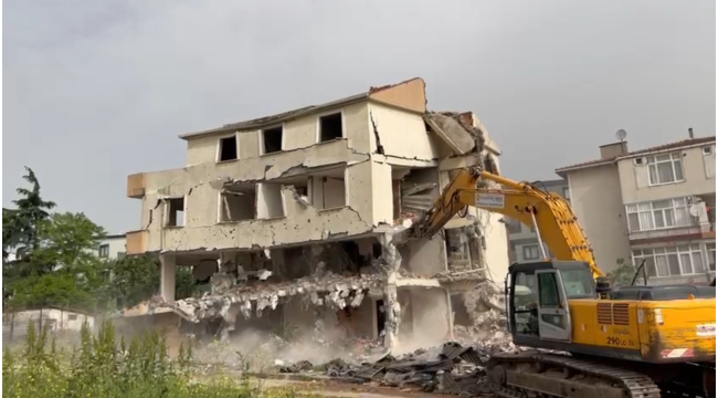 15 yıldan bu yana madde bağımlılarının mesken ettiği 24 dairelik binalar iş makineleriyle yıkıldı