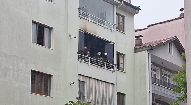 3'üncü kat balkonuna yıldırım düştü; yangın çıktı