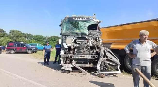 Kocaeli'de işçi servisi ile TIR, kafa kafaya çarpıştı: 1'i ağır 26 yaralı