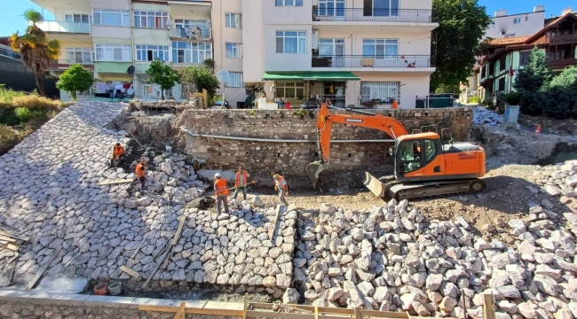 Tehlike arz eden istinat duvarı yenilendi