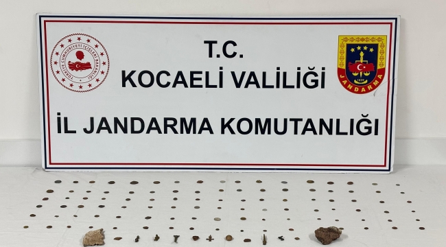 Araçta yapılan aramada tarihi eser niteliğinde sikke ve objeler bulundu