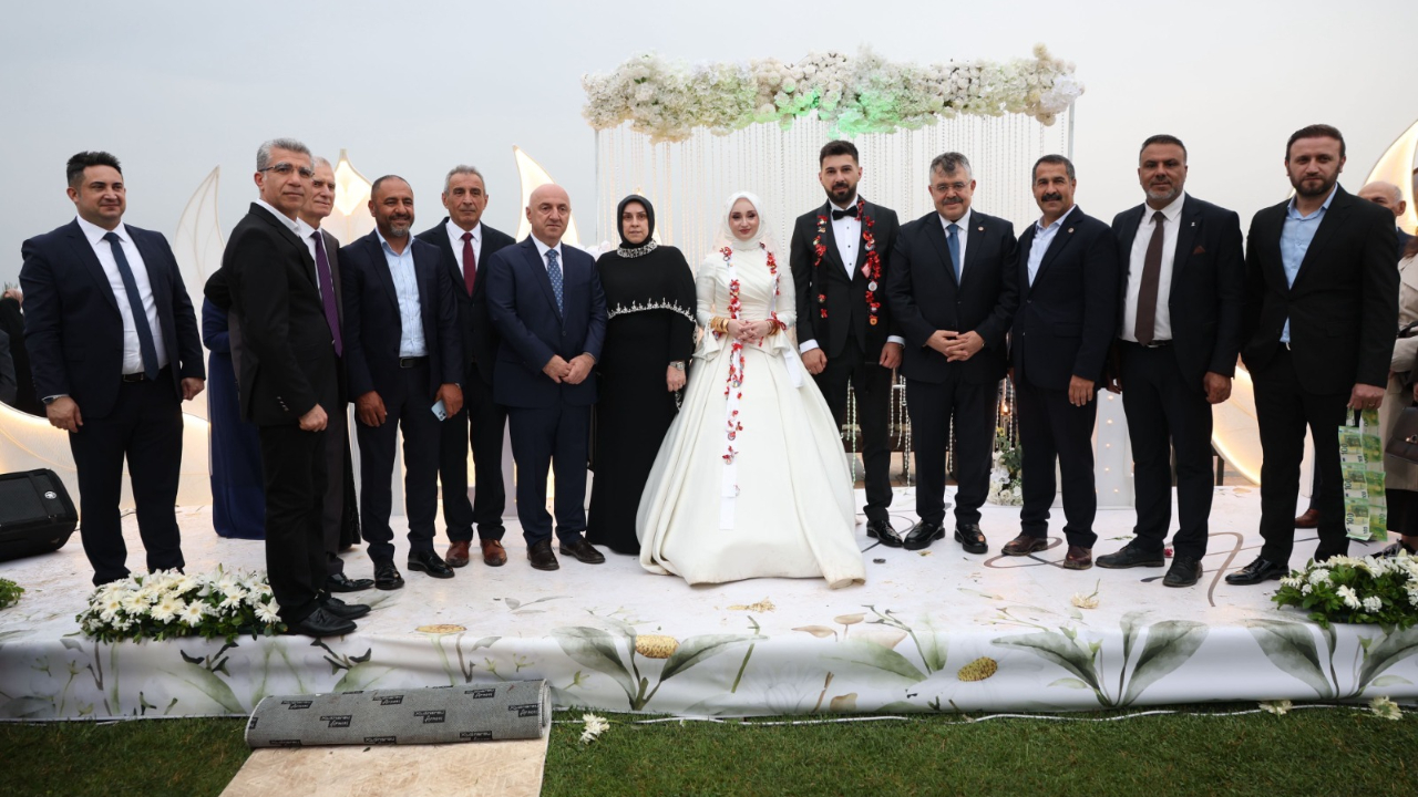 Başkan Muzaffer Bıyık, kızını evlendirdi