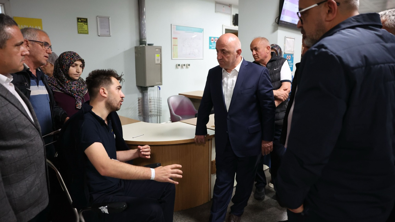 Başkan Bıyık, kaza yapan personelleri hastanede ziyaret etti