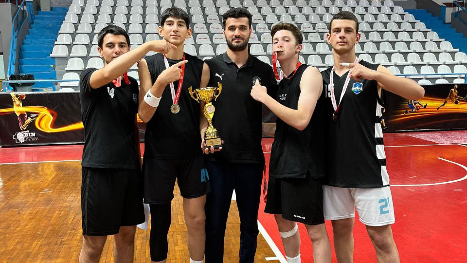 Çayırova’nın genç basketbolcuları il şampiyonu oldu