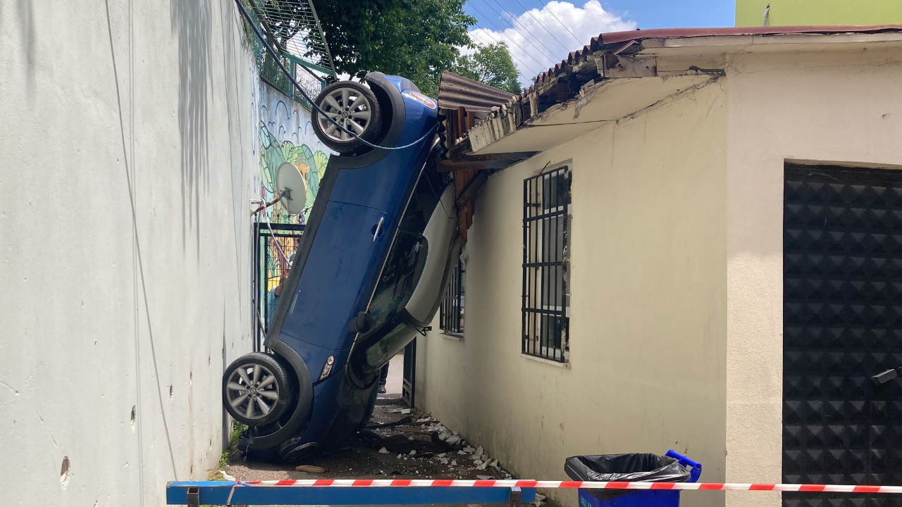 Otomobil, 5 metreden okul bahçesine uçtu; sürücü yaralandı