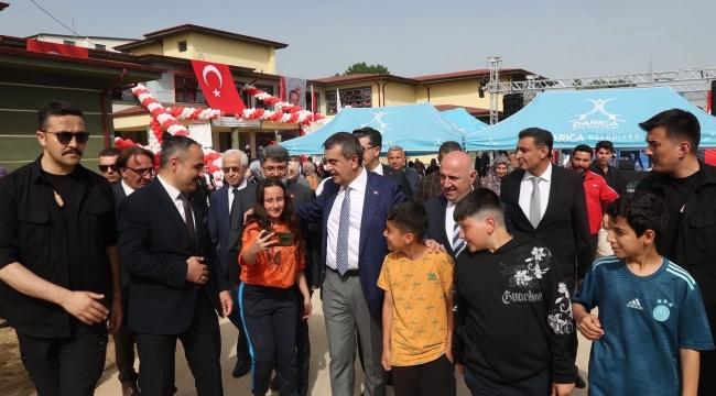 Bakan Tekin, Darıca'da okul açılışlarına katıldı