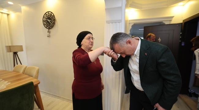 Büyükakın, Anneler Günü'nde şehit ailesi ve huzurevine gitti