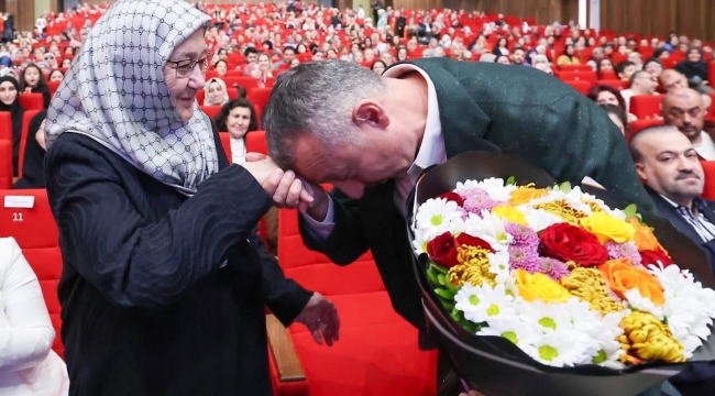Büyükakın'dan annesine çiçekli kutlama