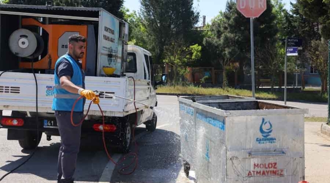 Çöp konteynerleri yerinde yıkanıyor