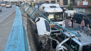 Feribot yolunda, otomobil  3 metre aşağıdaki sokağa uçtu