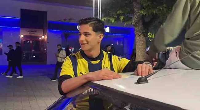 Şampiyonluk kutlamalarına katılan Fenerbahçe taraftarını, sarılarak teselli etti
