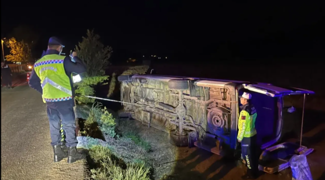 Şoför para üstü verirken minibüs devrildi: 9 yaralı