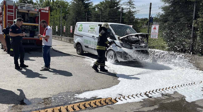 Yangını büyümeden söndürmek için ters girdi, lastikleri patladı