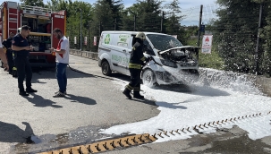 Yangını büyümeden söndürmek için ters girdi, lastikleri patladı
