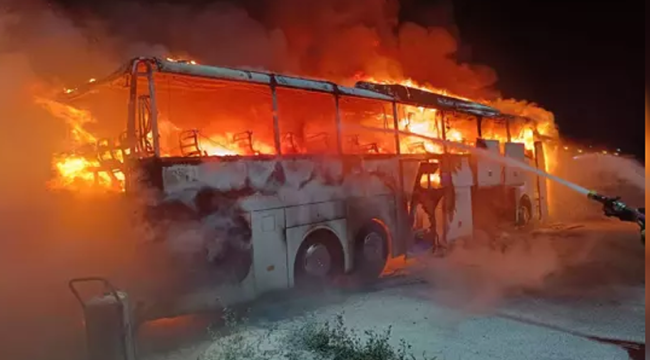 Yolcu otobüsü alev alev yandı