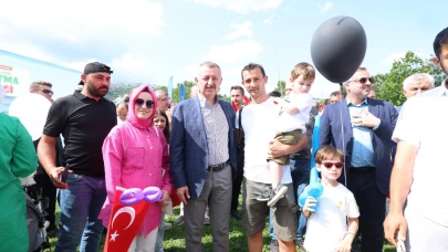 Uçurtmalar gökyüzünü, sevgi yürekleri sardı