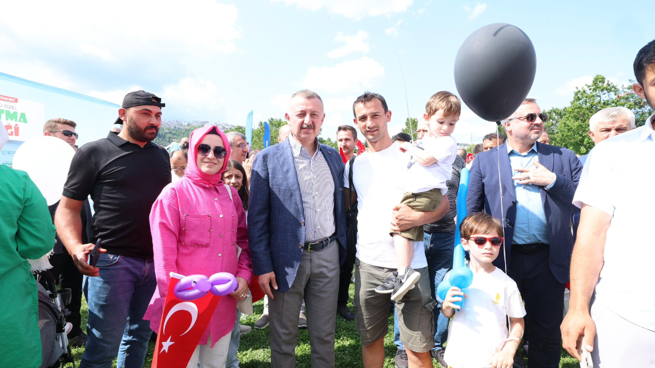 Uçurtmalar gökyüzünü, sevgi yürekleri sardı