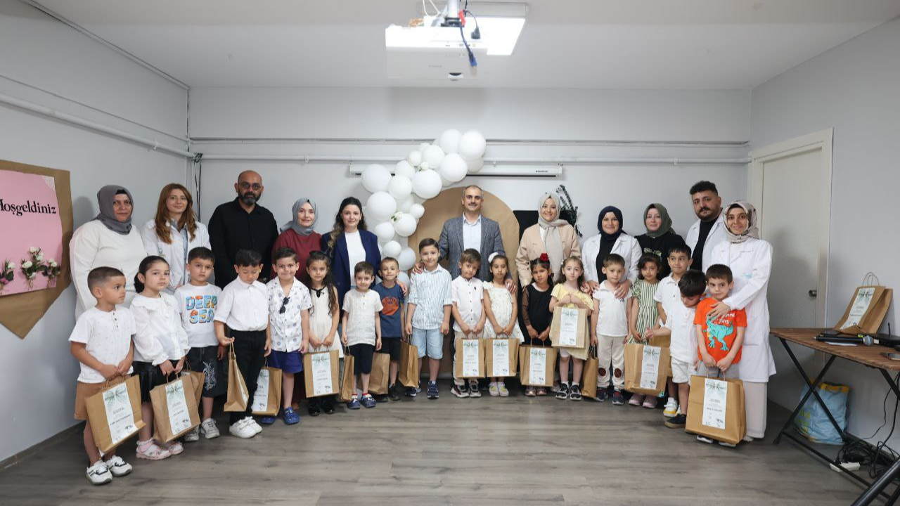 Çocuk kulübü öğrencileri karnelerine kavuştu