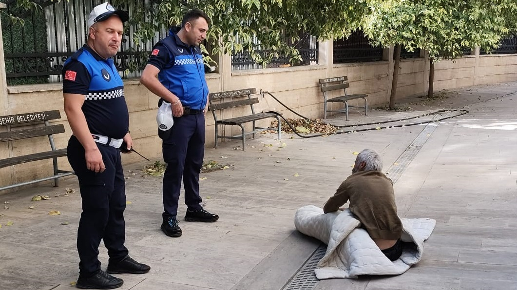 Büyükşehir zabıtasından yardım eli