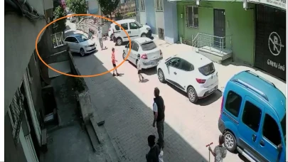 Aracıyla manevra yapamayan kadının yardım istediği şahıs, duvara çarptı