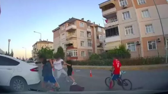 Sokakta kavga ettiler, çevredekiler ayırdı