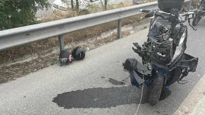 Arıza nedeniyle emniyet şeridinde duran otomobile motosiklet çarptı; 2 yaralı
