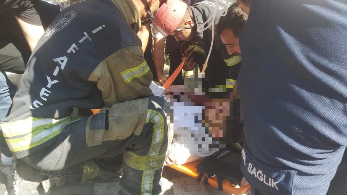 Aydınlatma direğine çarpan otomobil kaldırımda asılı kaldı; 1 yaralı