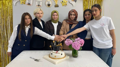 Beyaz Kalpler’de mezuniyet sevinci