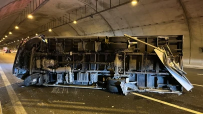 Tünelde otomobil ile çarpışan kamyonet devrildi; 1'i çocuk, 3 yaralı