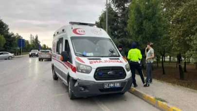 Ambulans ile hafif ticari araç çarpıştı; sağlık çalışanı yaralandı