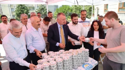 Büyükakın, Gebze'de aşure dağıttı