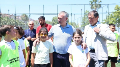 Büyükakın, gençlerle iç içe