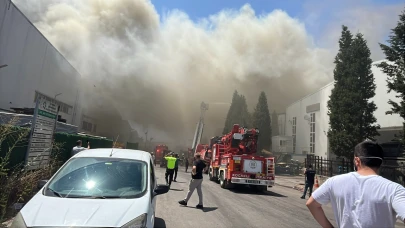 Çayırova'da fabrika yangını, gökyüzü dumanla kaplandı !..
