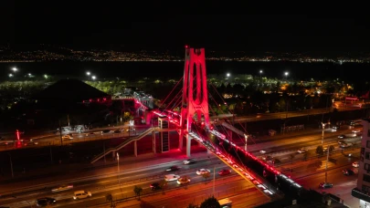 Kocaeli’de üst geçitler al bayrağın renkleriyle ışıldadı