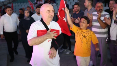 Başkan Bıyık, kolunda sargıyla demokrasi nöbetine katıldı