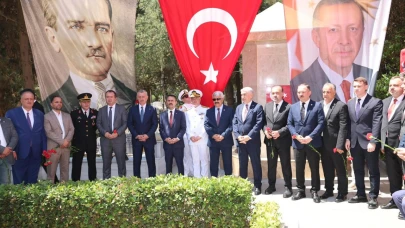 Aktaş ve Büyükakın, dua okudu, karanfil bıraktı