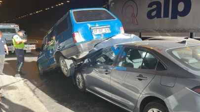 Dilovası Anadolu Otoyolu’nda yaşanan zincirleme kaza ulaşımı aksattı