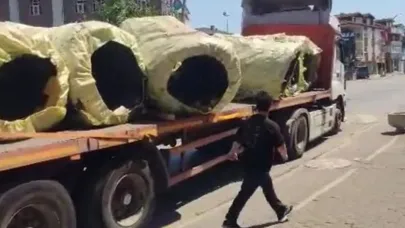 TIR'dan düşen çelik halat ruloları araçlara çarptı