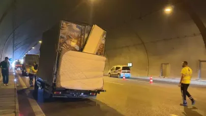 Kuzey Marmara Otoyolu’nda eşya yüklü kamyonet devrildi; 3 şerit kapandı