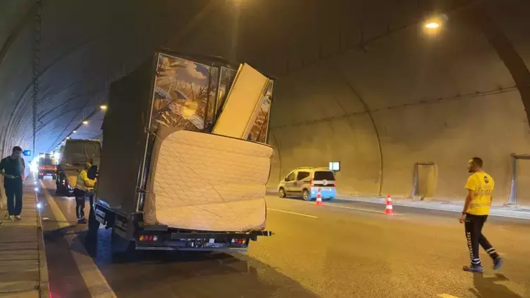 Kuzey Marmara Otoyolu’nda eşya yüklü kamyonet devrildi; 3 şerit kapandı