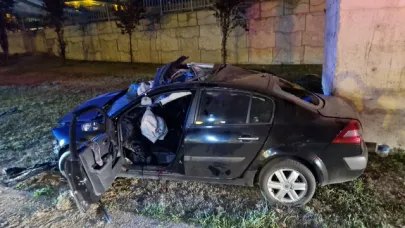 Otomobil, otoyol bağlantı köprüsünün ayağına çarptı; 2 yaralı