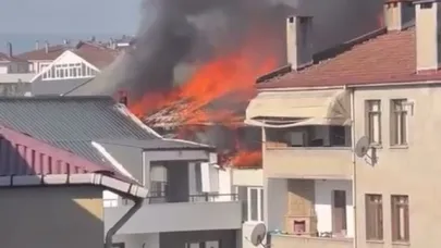 Çatı katında çıkan yangın söndürüldü; mahsur kalan 2 kişi kurtarıldı