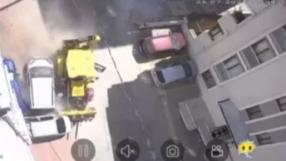 Kontrolden çıkan kepçe park halindeki araçları ezip geçti!
