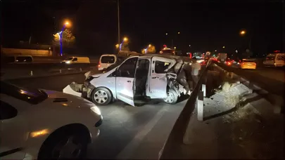 Servis minibüsü sağ şeritte duran araca çarptı: 2 yaralı !