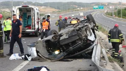 Otomobil, yön tabelasına çarptı; 1 ölü, 4 yaralı