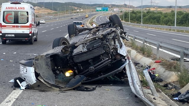 Kuzey Marmara Otoyolu'nda otomobil, yön tabelasına çarptı; 2 ölü, 3 yaralı