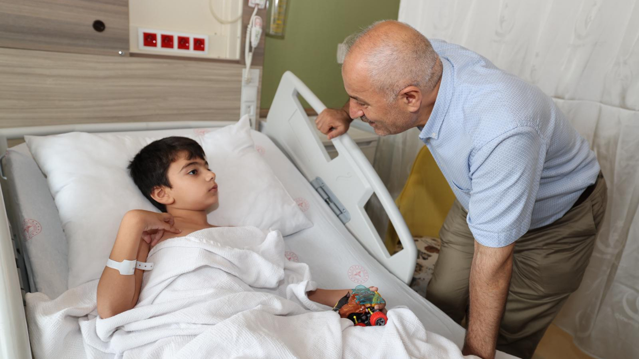 Başkan Büyükgöz’den Sünnet Olan Miniklere Moral Ziyareti