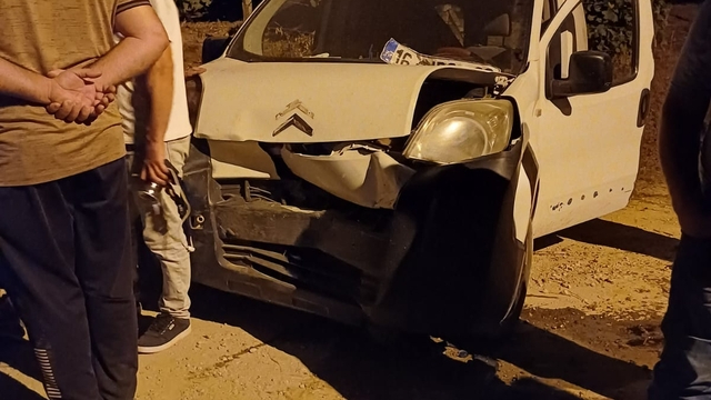 Jandarmadan kaçarken otomobille kaza yaptılar; 3 yaralı