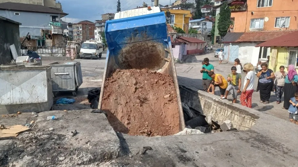 Beton çöktü, kamyon göçüğe düştü